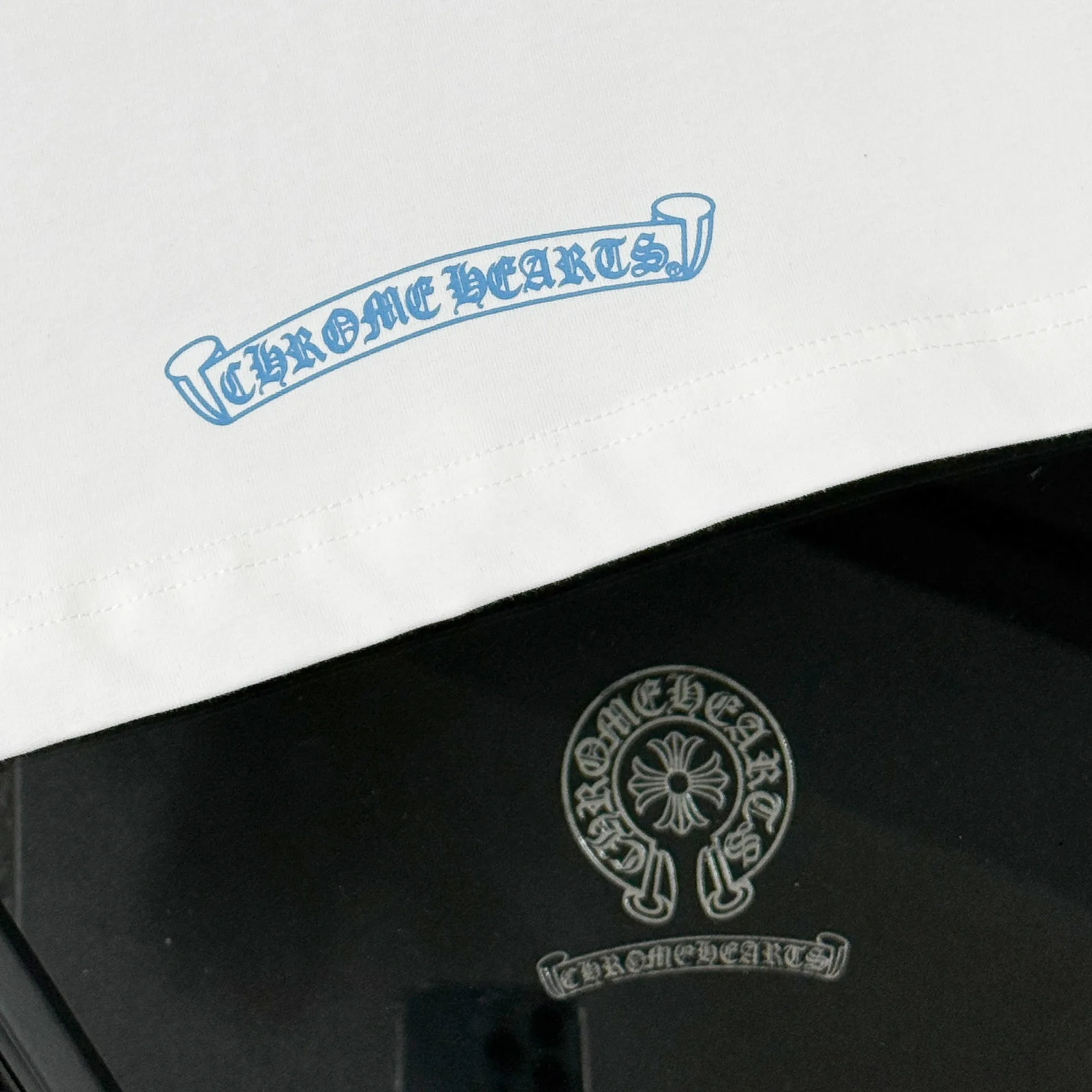 P180 Chrome Hearts Chrome Hearts 25 high-end versions. The fabric is made of 300 grams of high-density pure cotton. It does not deform or shrink. It has three labels. It is the same style for men and women. Technology: suede foaming + digital printing. Color: white, black. SIZE: S-XL.
